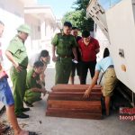 Xe khách chở gỗ hương xuyên biên giới
