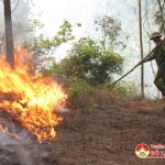 Các đồng chí lãnh đạo huyện làm việc với chỉ huy Sư đoàn 324 trong việc phối hợp PCCR