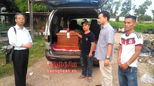 Thân nhân gia đình đưa thi thể nạn nhân Nguyễn Văn Điệp về quê nhà.