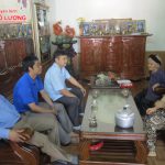 Đồng chí Nguyễn Trung Thành – Phó chủ tịch UBND huyện tặng quà mẹ Việt Nam anh hùng Phạm Thị Nhơn