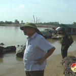 Đồng chí Bí thư Huyện ủy kiểm tra sạt lở ở xã Đặng Sơn