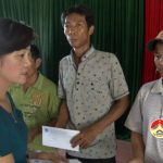 Hội nông dân tỉnh Nghệ An thăm, tặng quà các gia đình có hoàn cảnh khó khăn do đợt mưa lớn gây ra.
