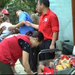 Lãnh đạo huyện Đô Lương và Hội chữ thập đỏ tặng quà  2 cháu bị bệnh bại não