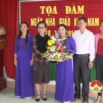 Đồng chí Nguyễn Thị Anh Quang – PCT UBND huyện chúc mừng trường Mầm non xã Mỹ Sơn nhân ngày 20/11.