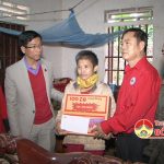 Hội chữ thập đỏ tặng quà các đối tượng có hoàn cảnh khó khăn.