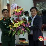 Đồng chí Lê Minh Giang – Phó bí thư thường trực – Chủ tịch HĐND huyện thăm, tặng hoa cán bộ chiến sỹ Trung Đoàn 1