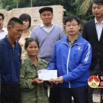 Huyện đoàn và Hội nông dân hỗ trợ cho 2 gia đình nghèo ở xã Lạc Sơn