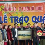 Công đoàn Phòng GD&ĐT Đô Lương tặng quà cho các nhà trường và CB giáo viên khó khăn