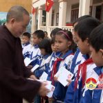 Chùa Ba Nàng tặng quà cho học sinh nghèo nhân dịp tết nguyên đán 2017