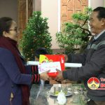 Đồng chí Nguyễn Thị Anh Quang tặng quà tết cho các đối tượng chính sách trên địa bàn