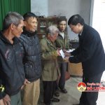 Đồng chí Lê Hồng Vinh – UVBTV Tỉnh ủy – Chủ nhiệm UBKT Tỉnh ủy trao 35 suất quà cho người nghèo tại xã Lưu sơn, huyện Đô Lương
