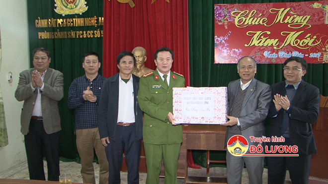 lanh-dao-tang-qua-bo-doi1