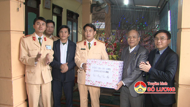 lanh-dao-tang-qua-bo-doi2