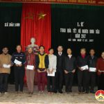 Các đơn vị tổ chức thăm tặng quà các hộ nghèo tại xã Bài Sơn.