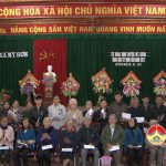 Cơ quan UBND huyện tặng quà tết xã Mỹ Sơn.