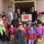 Đồng chí Nguyễn Thị Anh Quang – Phó chủ tịch UBND huyện thăm tặng quà chúc tết các đơn vị và những người cao tuổi tiêu biểu và các hộ nghèo.