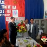 Đại diện lãnh đạo huyện tặng quà nhân ngày 27/2