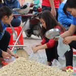 Huyện đoàn Đô Lương bán hành tăm giúp dân
