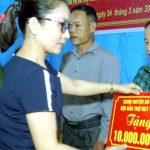 49 suất quà được trao cho người khuyết tật và trẻ mồ côi