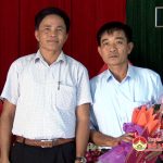 Đồng chí Lê Minh Giang trao quyết định luân chuyển cán bộ tại xã Giang Sơn Đông và Hồng Sơn