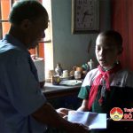 Ông Tăng Văn Tâm – Chủ tịch hội khuyến học huyện thăm, tặng quà học sinh có hoàn cảnh khó khăn