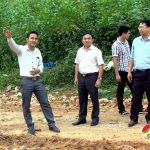 Đồng chí Ngọc Kim Nam – Chủ tịch UBND huyện kiểm tra bãi rác Hồng Sơn