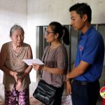 Đồng chí Nguyễn Thị Anh Quang – Phó chủ tịch UBND huyện tặng quà anh Lê Danh Hiếu bị tai nạn giao thông   