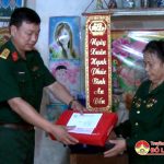 Đồng chí Nguyễn Trường Long – Chỉ huy trưởng BCHQS tặng quà các đối tượng chính sách nhân ngày 27/7