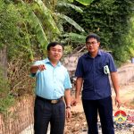 Đồng chí Ngọc Kim Nam – Chủ tịch UBND huyện kiểm tra tiến độ xây dựng đường giao thông đầu cầu Đò Mượu