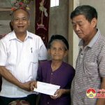 Đồng chí Trương Hồng Phúc tặng quà các gia đình chính sách.