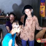 Hơn 80 tuổi nuôi 2 con gái bị bệnh.