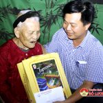 Trường trung cấp kinh tế – Kỹ thuật Tây Nam Nghệ An trao tặng quà mẹ Việt Nam anh hùng