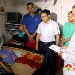 Đồng chí Ngọc Kim Nam – Chủ tịch UBND huyện và và nhóm “Đô Lương chia sẻ yêu thương” tặng quà các gia đình có hoàn cảnh khó khăn.