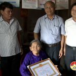 Xã Nam Sơn tổ chức trao huy hiệu Đảng cho các đảng viên