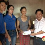 Nhóm “Đô Lương chia sẻ yêu thương” tổ chức trao 10 triệu đồng hỗ trợ nạn nhân chất độc gia cam và gia đình có hoàn cảnh đặc biệt khó khăn.