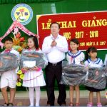 Ông Nguyễn Ngọc Nguyên – Phó Chủ tịch UBMTTQ tỉnh dự lễ khai giảng và trao quà  “ Tiếp  sức đến trường ” tại Trường tiểu học xã Tràng Sơn- Đô Lương .