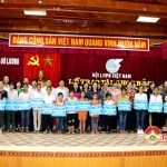 Hội  Liên hiệp Phụ nữ Việt Nam lễ trao học bổng cho nữ sinh Đô Lương  vượt khó học giỏi.