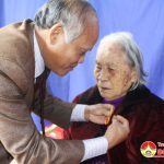 Thường trực huyện ủy trao huy hiệu 70 năm tuổi Đảng