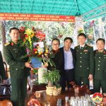 Lãnh đạo huyện chúc mừng cán bộ chiến sỹ cụm kho CK2