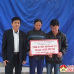 Đồng chí Lê Minh Giang – Phó bí thư thường trực huyện ủy, chủ tịch HĐND huyện trao nhà đại đoàn kết cho hộ nghèo.