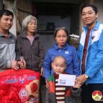 Nhóm “ Đô Lương chia sẻ yêu thương” trao 3 triệu đồng và chăn ấm cho gia đình có  hoàn cảnh khó khăn.
