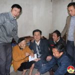 Trường trung cấp kinh tế kỹ thuật Tây Nam Nghệ An trao qua tết cho Mẹ Việt Nam anh hùng và gia đình nghèo ở xã Đông Sơn.