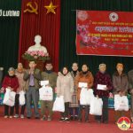 Hội chữ thập đỏ huyện Đô Lương trao 100 suất quà cho người nghèo và nạn nhân chất độc Da cam/Dioxin.