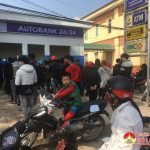 Các cây ATM ở Đô Lương chật kín người trong ngày sát tết.