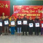 Công ty cổ phần kinh doanh tổng hợp Đô Lương tặng quà cho hộ nghèo xã Ngọc Sơn