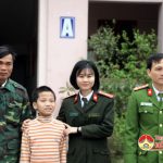 Đô Lương: Bàn giao trẻ lạc về gia đình