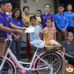 Nhóm “Đô Lương – Chia sẻ yêu thương” tặng quà cho 5 học sinh đặc biệt khó khăn.