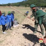 Cán bộ chiến sỹ trung đoàn 1 giúp dân Hồng Sơn làm giao thông.