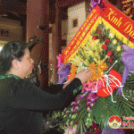 Đồng chí Tòng Thị  Phóng – Ủy viên Bộ chính trị – Phó Chủ tịch Quốc hội dâng hoa tại khu di tích lịch sử Truông bồn.