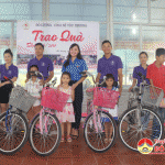 Nhóm “Đô Lương chia sẻ yêu thương” trao tặng xe đạp cho các em có hoàn cảnh đặc biệt khó khăn.
